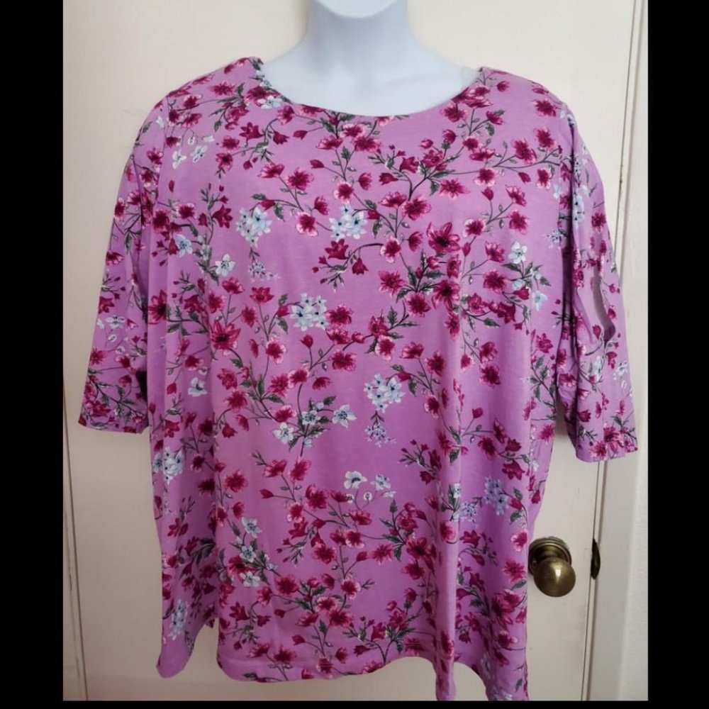 3/4 Floral Tunic with Subtle Slits in the Sleeves